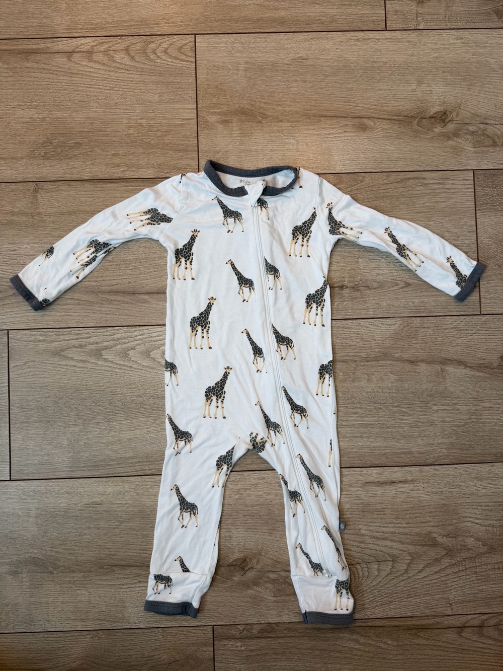 Kyte BABY White Giraffe-Print Zip Footie Pajamas with Gray Trim 18-24m